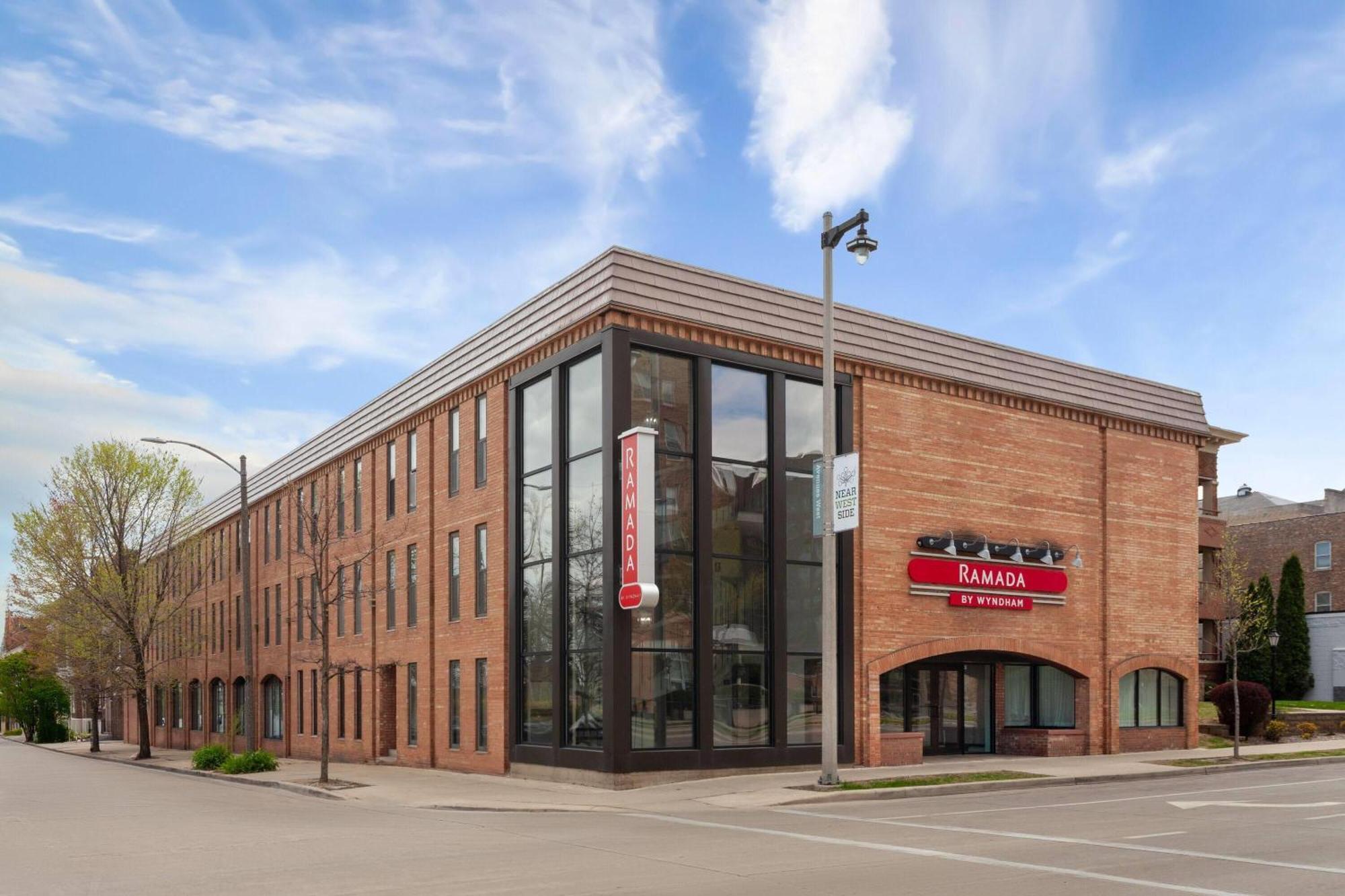Ramada By Wyndham Milwaukee Hotel Exterior foto